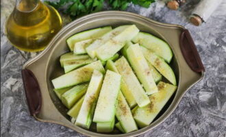 Bestrooi de courgette met zout en zwarte peper en meng een beetje. Je kunt naar smaak andere smaakmakers toevoegen.