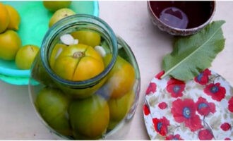 Goncangkan balang beberapa kali, masukkan tomato dan masukkan baki bawang putih.