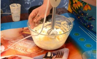 Palambutin ang mantikilya sa temperatura ng silid nang maaga. Ilipat ito sa curd mass at talunin muli ang lahat gamit ang isang panghalo.