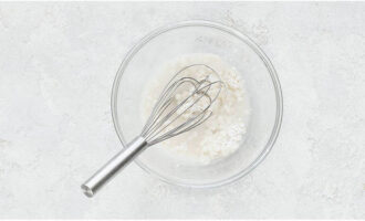 Sift a little wheat flour, pour a glass of water into it and whisk to break up all the lumps.