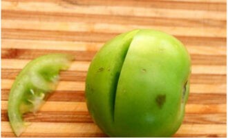 Potong satu kepingan kecil dari setiap tomato.