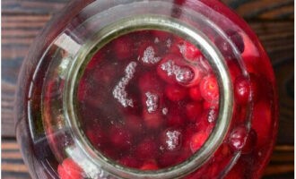 Boil water and pour it into a jar with berries and sugar.