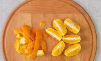 Thinly cut the zest from the orange. Peel the fruit. Divide into slices, carefully removing the seeds.