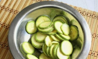 Selepas mengalirkan cecair, perah zucchini sedikit.