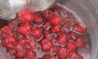 Agafem un cullerot de preparació de gerds i l'aboquem en una cassola de fons gruixut.