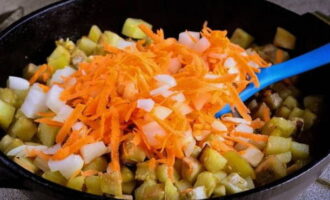 Before frying, unload the carrots and onions and add the remaining vegetable oil.