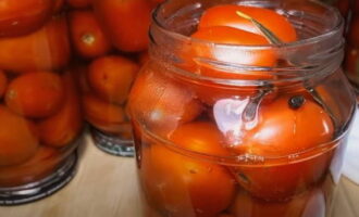 Tuangkan perapan ke atas tomato sepenuhnya. Tutup balang secara hermetik dan letakkan di atas penutup.