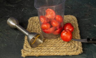 We wash the tomatoes, cut them up and put them in a blender bowl.