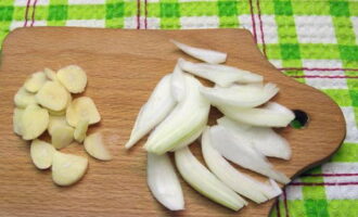 Cortar la cebolla pelada en plumas y el ajo en pétalos.