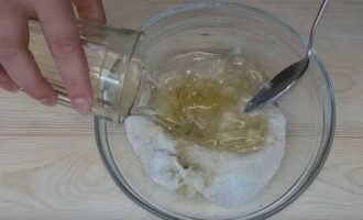 Pour the perfume mixture with vegetable oil and vinegar.