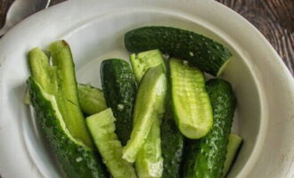 Transfira os pepinos quebrados para uma saladeira funda.