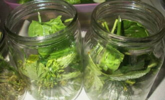 Place the washed greens in sterilized jars.