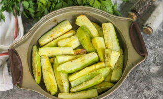 Bak de courgette gedurende 25 minuten. Roer 15 minuten vanaf het begin van het bakken de courgettesticks zodat ze gelijkmatig bakken.