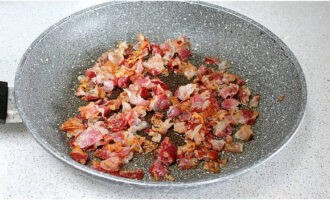 Heat olive oil in a frying pan and fry the sliced ​​brisket in it. Choose the degree of crunch according to your taste.