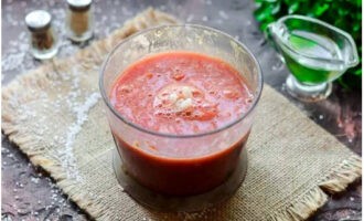 Doe de tomaten en knoflook in een blenderkom. Maal tot een homogene pasta ontstaat.