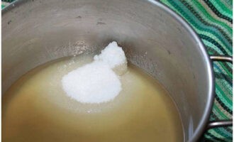 Versare il liquido in un pentolino, aggiungere lo zucchero e mescolare. Successivamente, fai bollire la composizione per 5 minuti.