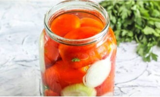 Place a knife under the bottom of the jar to prevent the glass from cracking, and pour in boiling water - cover with a metal lid and leave for 10 minutes.