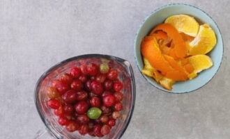 Place the berries in a blender glass.