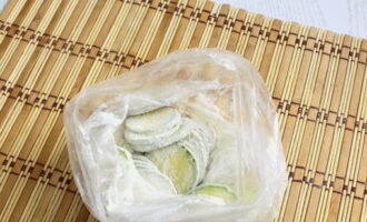 Tuangkan tepung ke dalam beg dan letakkan zucchini di dalamnya. Selepas mengikat beg, goncangkannya supaya zucchini disalut sama rata dengan breading.