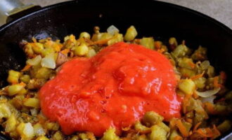 Wash the tomatoes and puree in a blender. After frying the vegetables, pour in the tomato mixture. Season with salt, granulated sugar and chopped garlic.