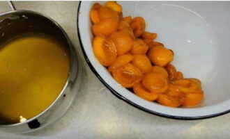 After this time, drain the syrup completely, bring to a boil, pour it over the apricots and leave for another 12 hours.