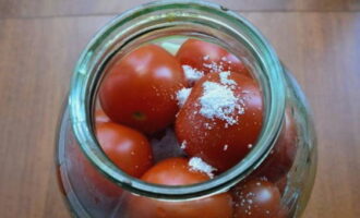 Add citric acid to a jar of tomatoes.