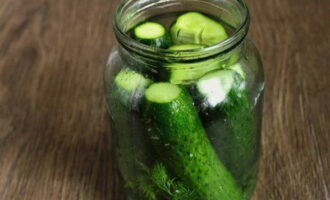 Place prepared cucumbers in a jar. We place them in a vertical position.