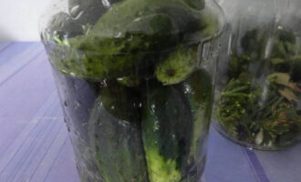 Dry the cucumbers on a towel, trim the ends if desired and fill the jars tightly with the fruit. Meanwhile, mix acetic acid, salt and granulated sugar in a saucepan. Pour 2 liters of water and put it on the stove to boil.