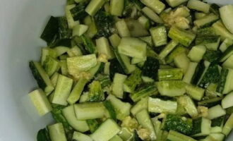 Place the cucumbers in a large container. After combining the ingredients of the dressing, pour the mixture over the vegetables. Rinse the dill and its inflorescences, shake off the moisture and chop.