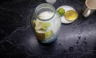 Place lime slices and 300 grams in a jar. granulated sugar. If necessary, replace the lime with 0.5-1 teaspoon lemon or lemon.