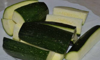 Wash and cut the zucchini into pieces. Grind them in a meat grinder.