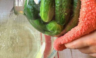 Then carefully drain the water. Pour fresh boiling water over the cucumbers again for 5 minutes.