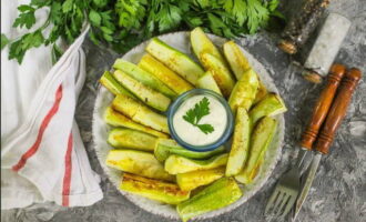 We brengen de in de PP-oven gebakken dieetcourgette over op een bord, bedekken deze met natuurlijke yoghurt of zure room en serveren deze warm. Eet smakelijk! 