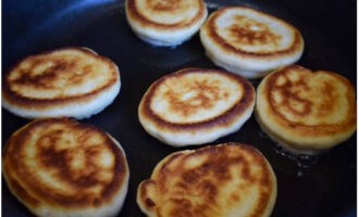 Fry the pancakes on both sides until brightly browned.