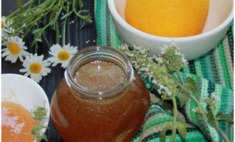 Aboqueu la melmelada en pots i tanqueu-los amb taps de rosca. Guardeu la melmelada a la nevera.