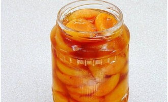 Place apricots in juice in small sterilized jars. Next, put them in a pan of boiling water (be sure to cover the bottom with a towel). Sterilize the pieces for 10 minutes, then roll them up and leave until completely cool. 