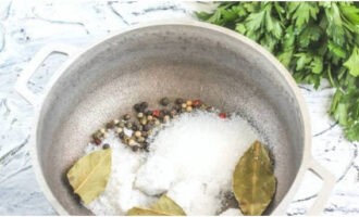 Pour salt and granulated sugar into a saucepan, add peppercorns and bay leaves.