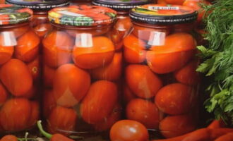 Pindahkan balang sejuk tomato jeruk yang menjilat jari ke tempat untuk menyimpan persediaan buatan sendiri dan selepas 1.5 bulan ia akan dijeruk sepenuhnya. Semoga berjaya dan penyediaan yang lazat!