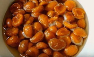 Drain the syrup a second time, bring to a boil and pour it over the apricots again.