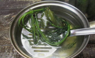 Remove the greens from the marinade using a slotted spoon. Drain the water from the jars. Pour in a spoonful of bite. 