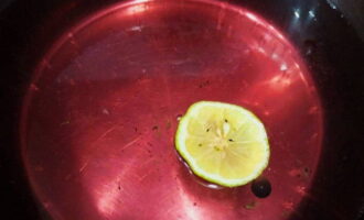 Selepas beberapa ketika, tuangkan cecair berwarna dan masukkan lemon atau hirisan lemon. Masak sirap selama 10 minit selepas mendidih.