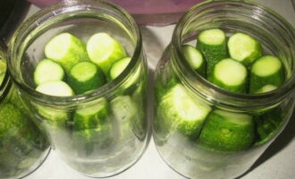 Place the washed cucumbers tightly in jars.