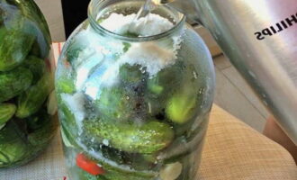 Pour salt, sugar and vinegar into a jar. Pour boiling water over it a third time.