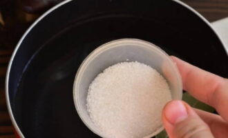 Combine water with sugar in a saucepan.