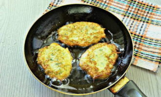 Heat vegetable oil in a frying pan. Place the vegetable mixture in portions on the frying pan, forming neat pancakes. Fry them on both sides until golden brown.