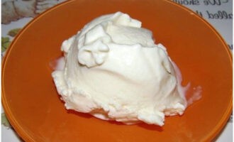 Ang homemade ice cream na gawa sa cream sa ice cream maker ay handa na. Ihain at magsaya!