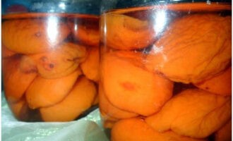 Apricots are ready for the winter without cooking in syrup. Store the treats in a cool place!