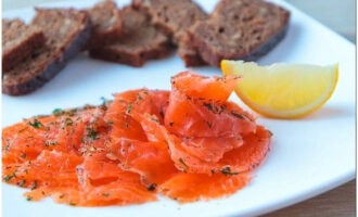 Serveer met citroen en zwart brood. Eet smakelijk!