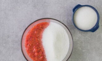 Pour the fragrant mass into a container. Season with sugar. After stirring the mixture, leave for a couple of hours. After some time, stir until the sugar grains are completely dispersed.