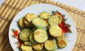 Disporre le zucchine dorate su un piatto e continuare a friggere le restanti verdure.